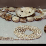 Enterramiento realizado a finales del Paleolítico: collares hechos con conchas.